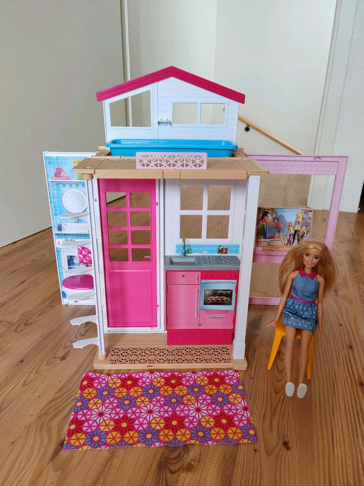 Barbie GXC00 - 2-Etagen Ferienhaus und Puppe, zusammenklappbar in Hamm