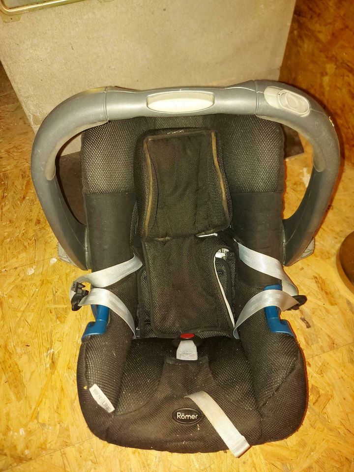 ‼️ Auto Kindersitz Babyschale Römer Auto in Weiler-Simmerberg