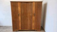 #A DDR Kleiderschrank dreitürig Holz Kleiderstange Einlegeböden Sachsen - Burgstädt Vorschau