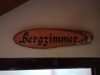 Holzschild, Baumrinde mit Aufschrift "Bergzimmer" Bayern - Dittelbrunn Vorschau