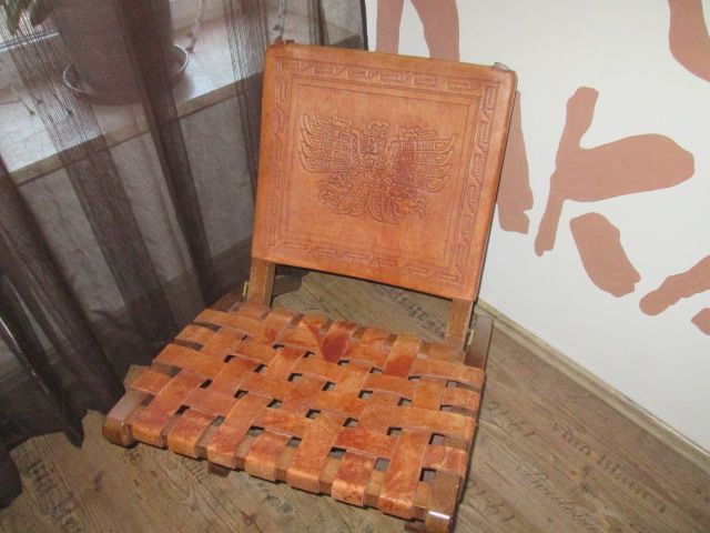 Ledertisch Klappstuhl Chair geprägtes Leder Vintage Chouchtisch in Klosterlechfeld