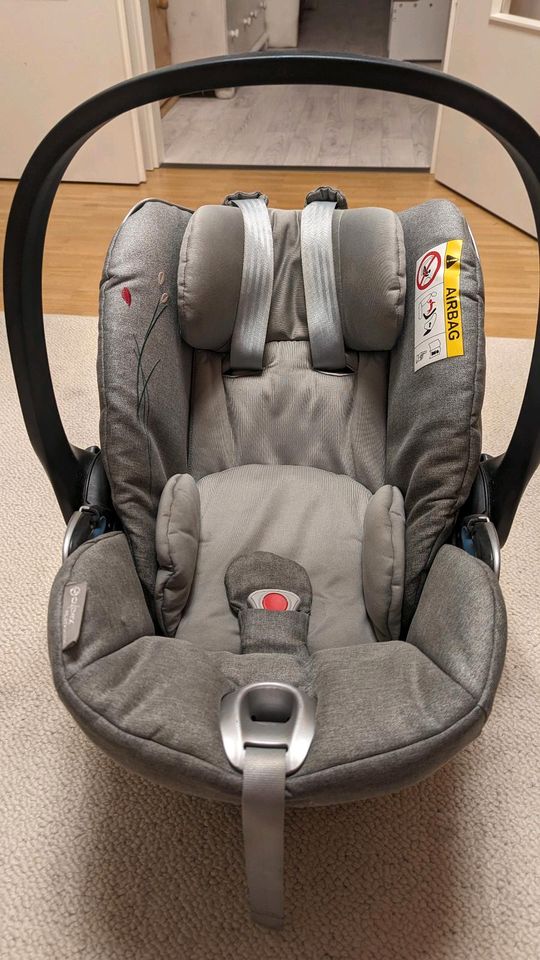 Cybex Cloud Q Baby Autositz inkl. Sommerbezug u.Isofix-Stati in München