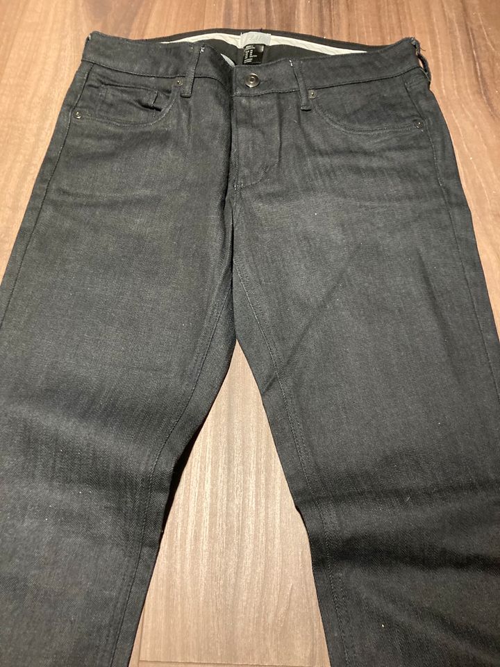 Jeans der Marke H&M  Weite 28 in Vöhringen