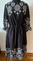 Darling Harbour Midi Kleid Lochstickerei schwarz weiss 40/ 42 neu Nordrhein-Westfalen - Bad Sassendorf Vorschau