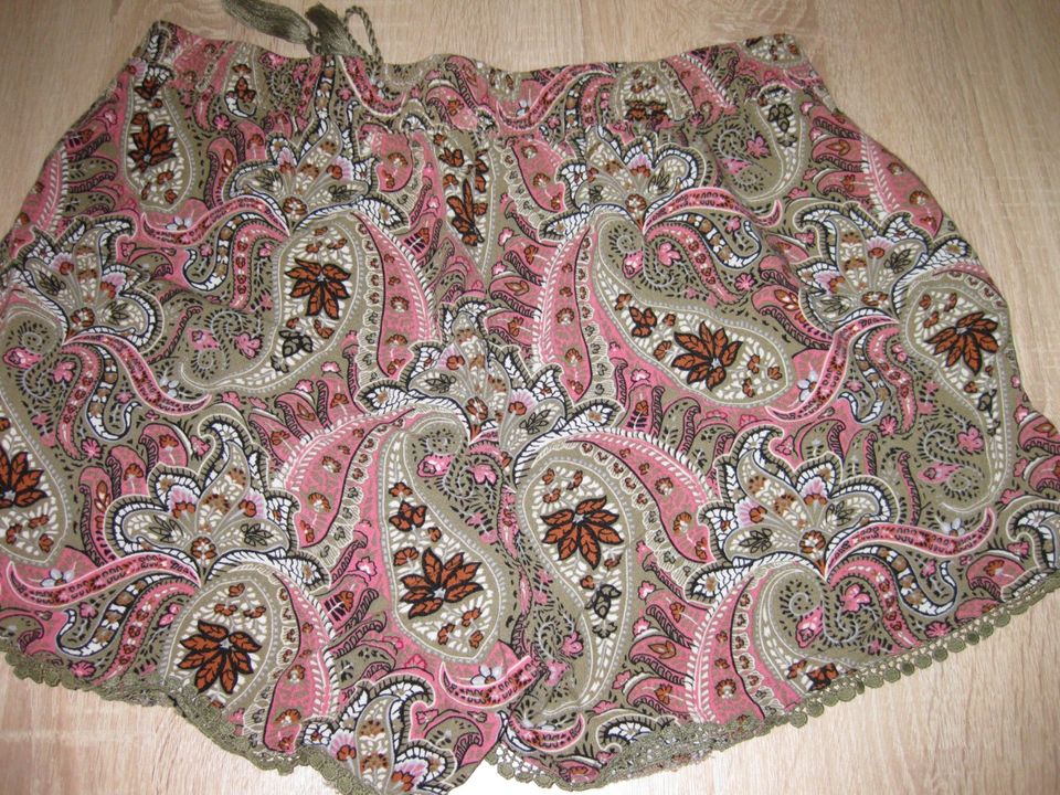 Hailys Pants leichte Shorts - M - paisley - rose mit weiss khaki in Ratingen