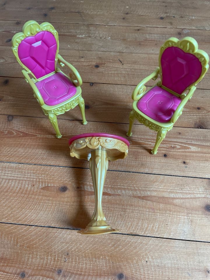 Barbie Möbel Tisch und 2 Stühle in Mühltal 