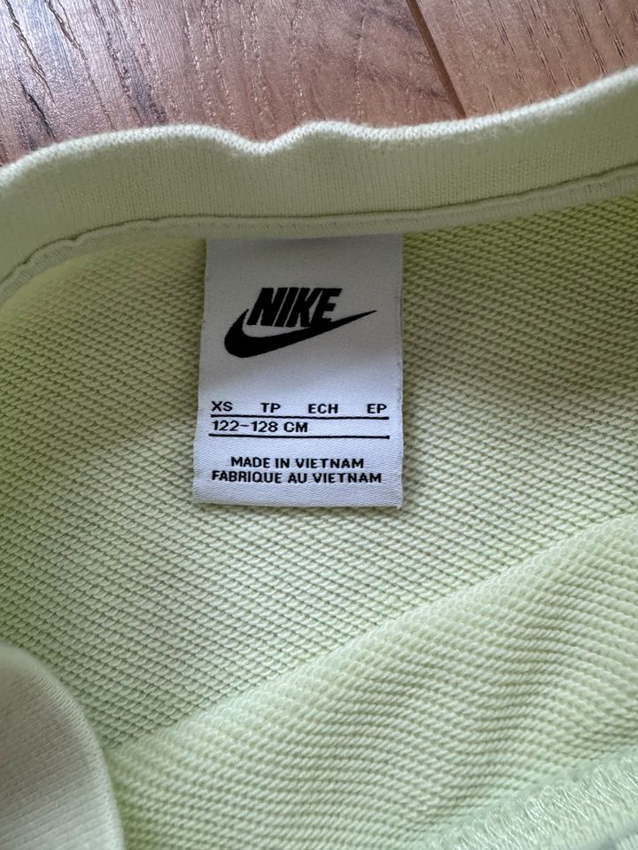 Nike Air Sport Pullover Neon gelb grün Größe 122/128 in Brilon