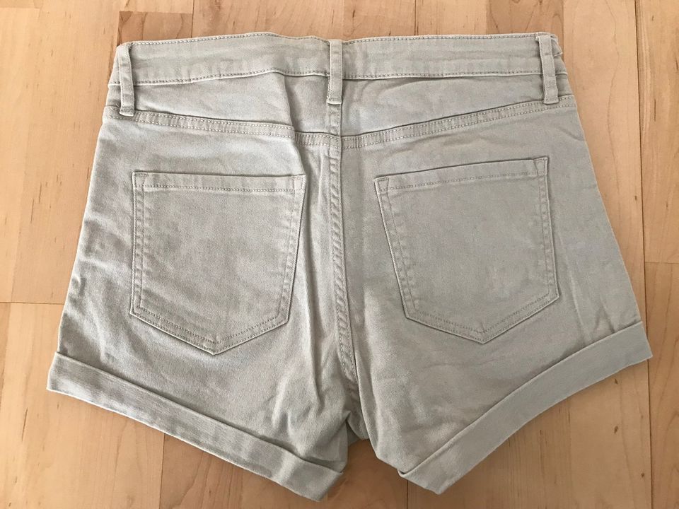 H&M Shorts / Hot Pants, creme Größe 36  wie neu! in Wiernsheim