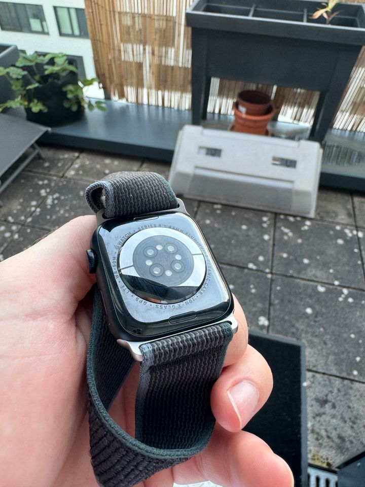 Apple Watch Series 8 + Cellular + Aluminium & Keramik 45mm in Darmstadt