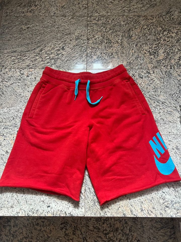 Nike Jogginghose kurz m rot in Wiesbaden