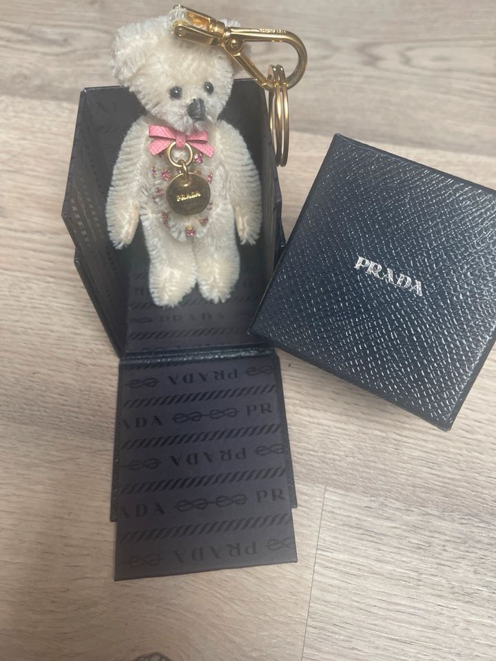 PRADA Taschen- / Schlüssel- Anhänger Bärchen mit Strass in Böblingen