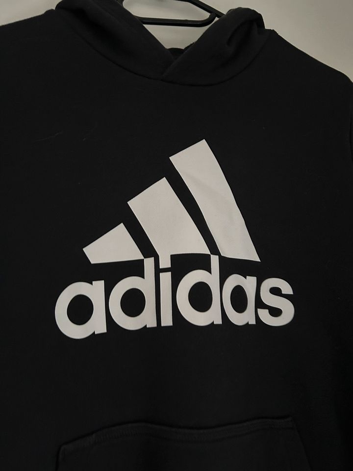 Adidas Pullover/Hoodie schwarz/weiß Gr. 170 in Dörpen