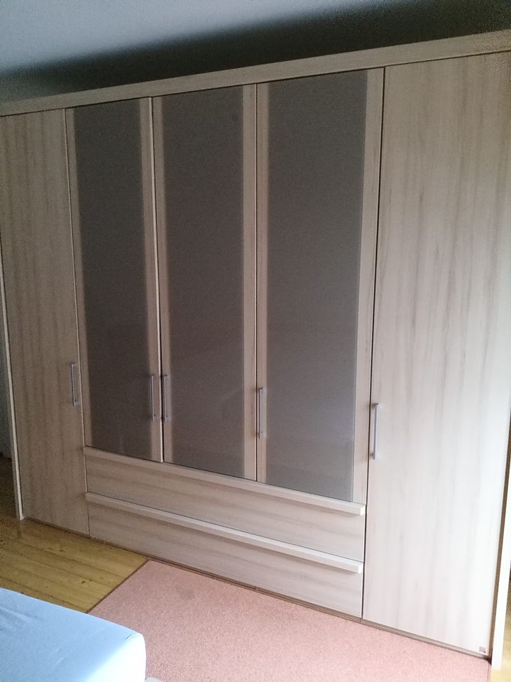 Schlafzimmer neuwertig in Frankfurt am Main