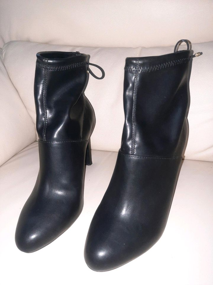 Zara High Heel Stiefeletten Gr39 Glattleder mit süßem Schleifchen in Hohenwestedt