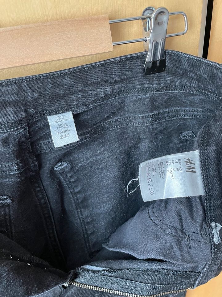 Schwarze flared Jeans h&m Gr.M in Crimmitschau