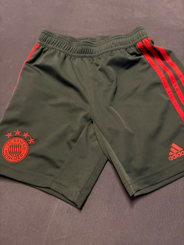 1 FC bayern Trikot Hose und t Shirt Gr 140 in Nürnberg (Mittelfr)