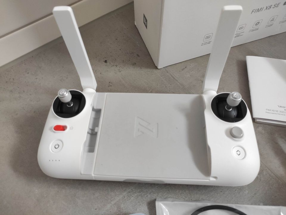 FIMI X8 SE 2022 V2 Kamera Drone 4k, neuwertig mit opt. Zubehör in Aichwald