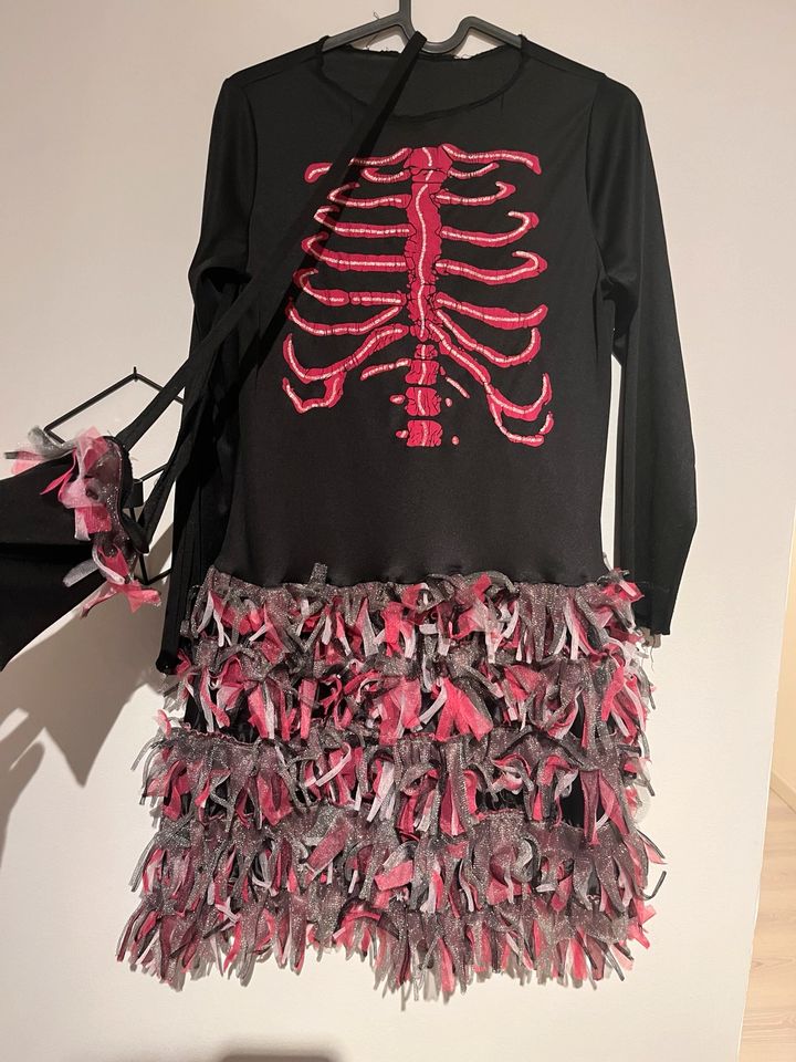 Schwarz Kleid-Halloween-Kostüm mit Pinken Skelett in Cuxhaven