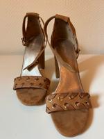 Cognac farbene Sandalen/Pumps Niedersachsen - Wolfsburg Vorschau