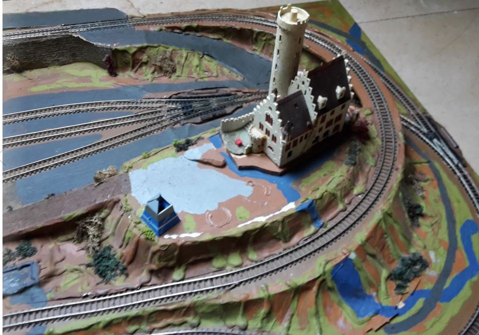 ⚠️ Modelleisenbahn Spur N Minitrix: Landschaft, Schienen, Gebäude in Nieder-Olm