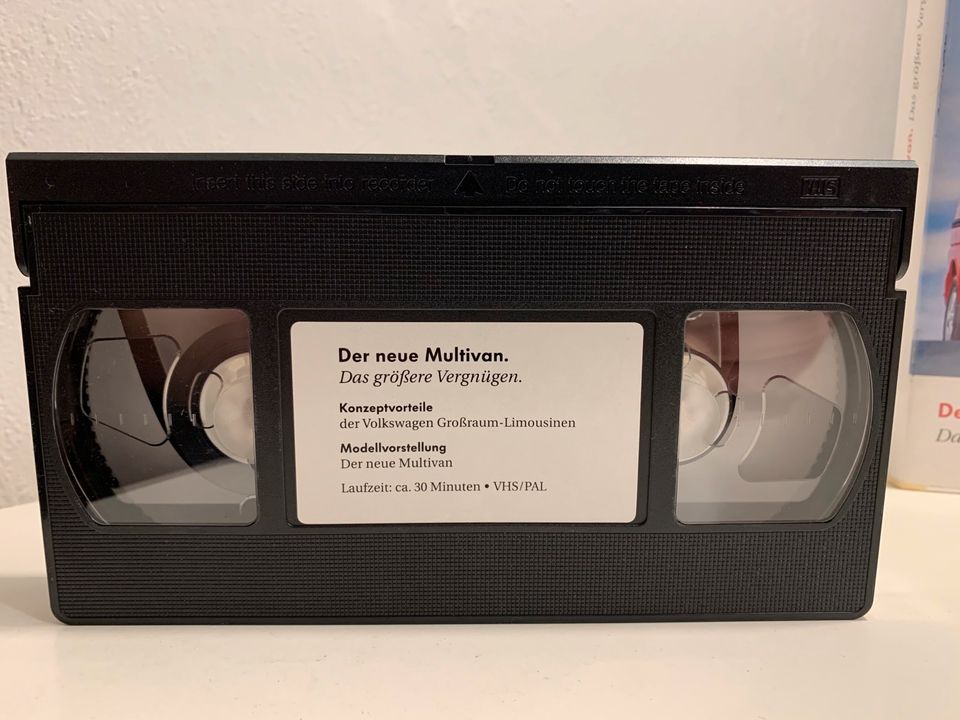 Originale Videokassette VHS vom VW Multivan T4 Volkswagen 1999 in Hamburg