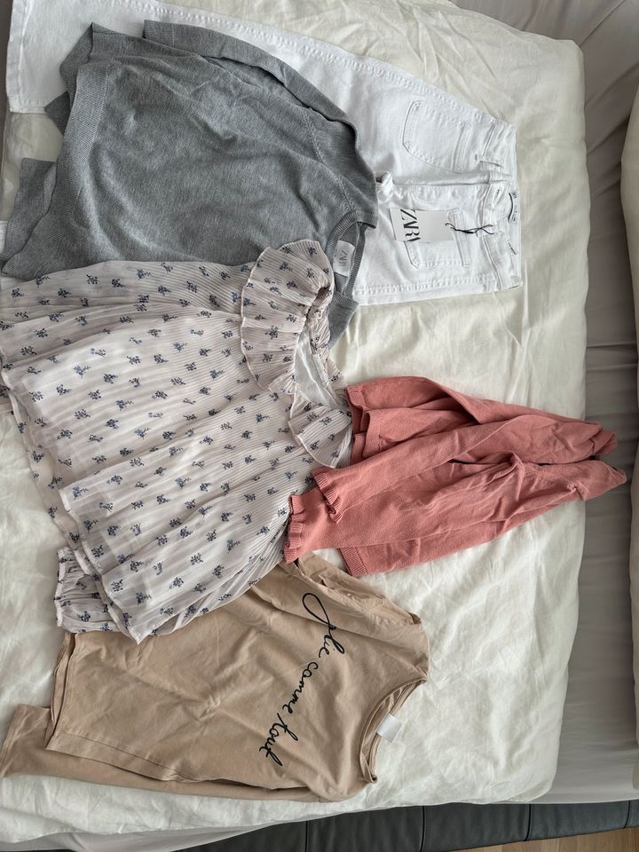 Zara H&M mädchen paket jeans hose latzrock bluse shirt in München