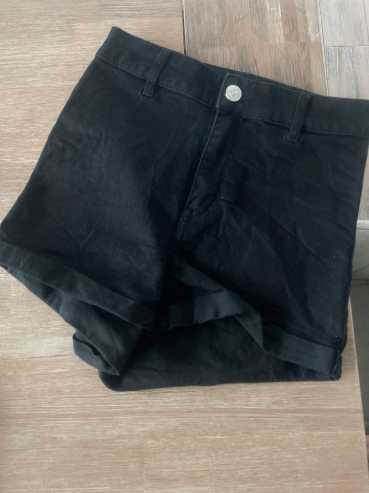 ‼️ Shorts, kurze Hosen, Jeans, Latzhose, Gr. 32-36‼️ in Wiesmoor