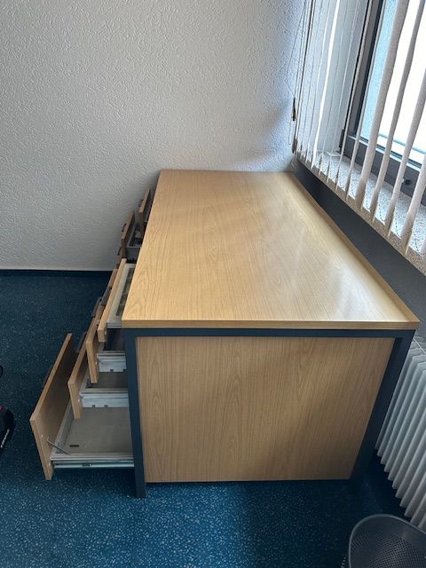Schreibtisch mit Schubladen Holz Metall massiv in Neulingen
