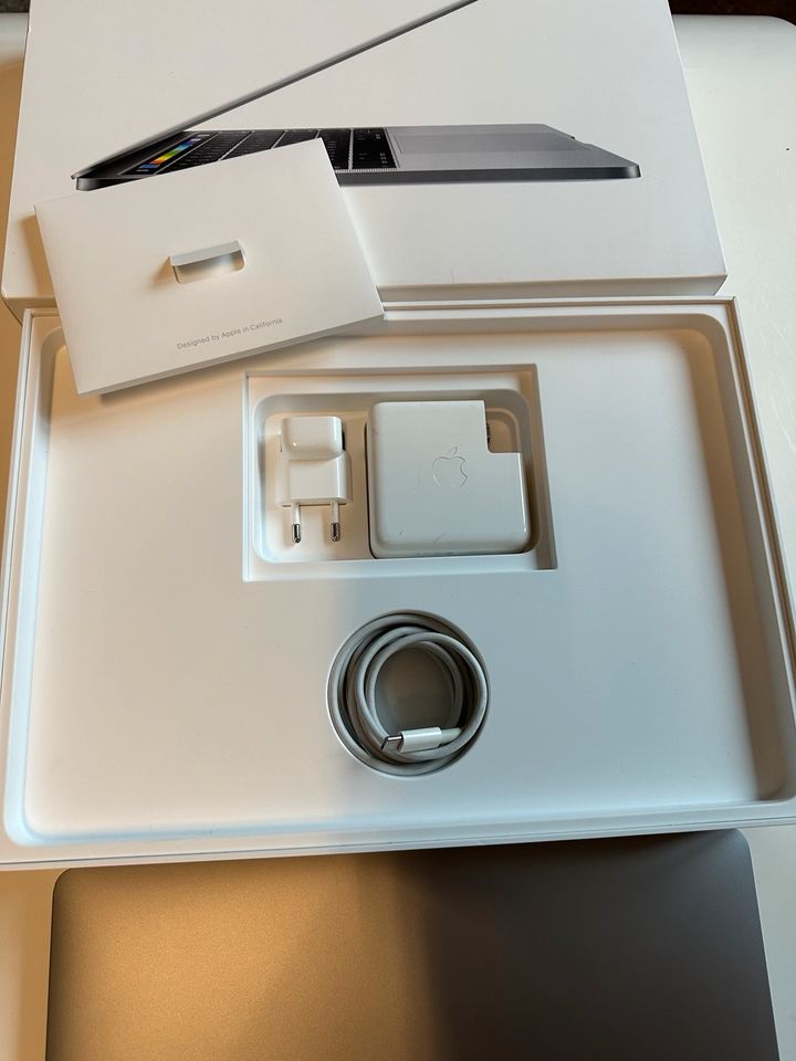 MacBook Pro M1 Touchbar 512 GB nur 45 Ladezyklen in Hamburg