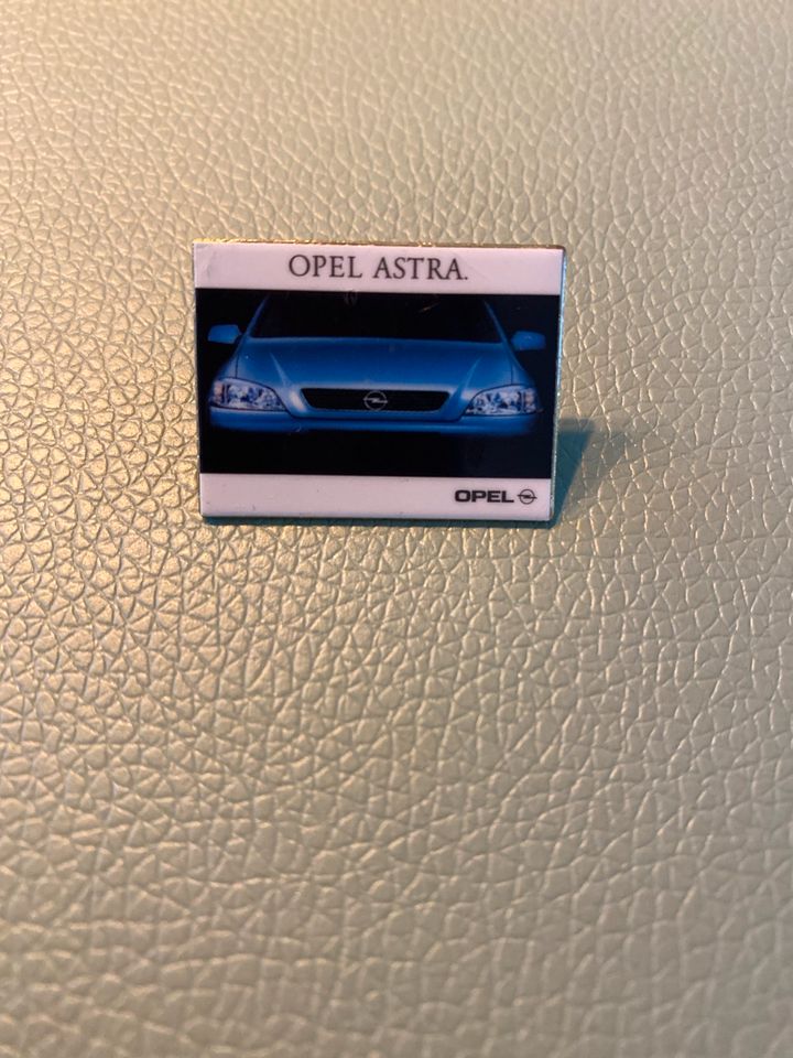 Opel Astra Anstecknadel, Pin, Breite ca. 3 cm, Höhe ca. 2,3 cm in Flomborn