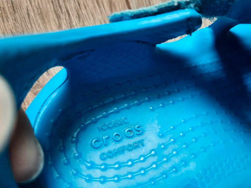 Crocs Hausschuhe Kinder blau Größe 25 in Leipzig