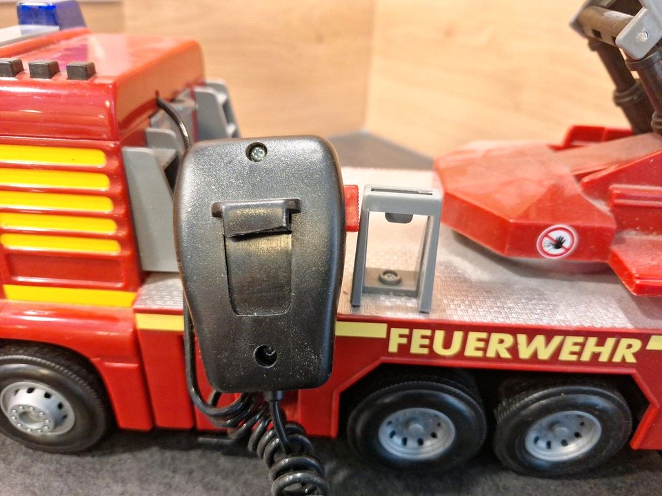 Feuerwehrauto mit Löschfunktion - Spielzeug in Aub
