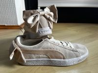 Wildleder Puma-Schuhe mit goldener Schleife Nordrhein-Westfalen - Ratingen Vorschau