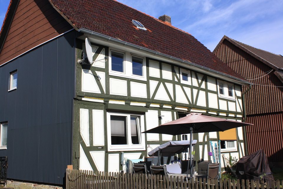 Mögliche Monatsrate 362,92 € *!Nostalgisches Fachwerkhaus in Staufenberg-Landwehrhagen – kein Denkmalschutz – 1464 m² Grundstück!* in Staufenberg