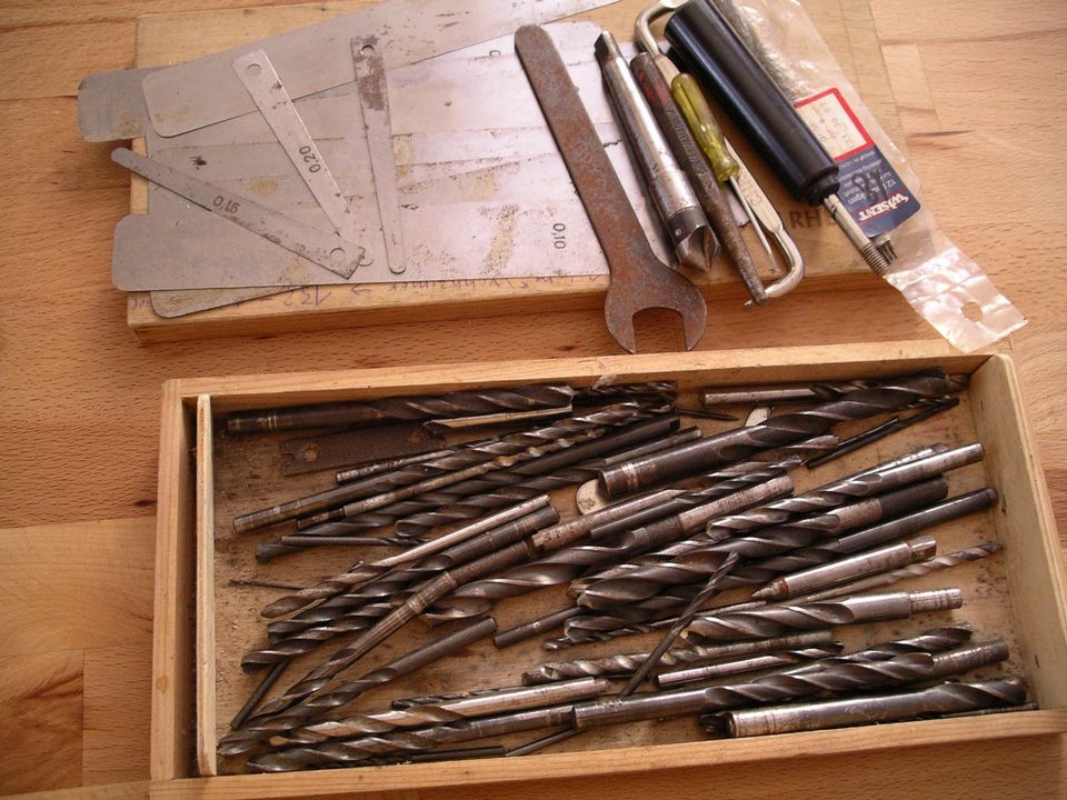 kleine Schachtel voll Bohrer Metallbohrer Steinbohrer Holzbohrer in Neusäß