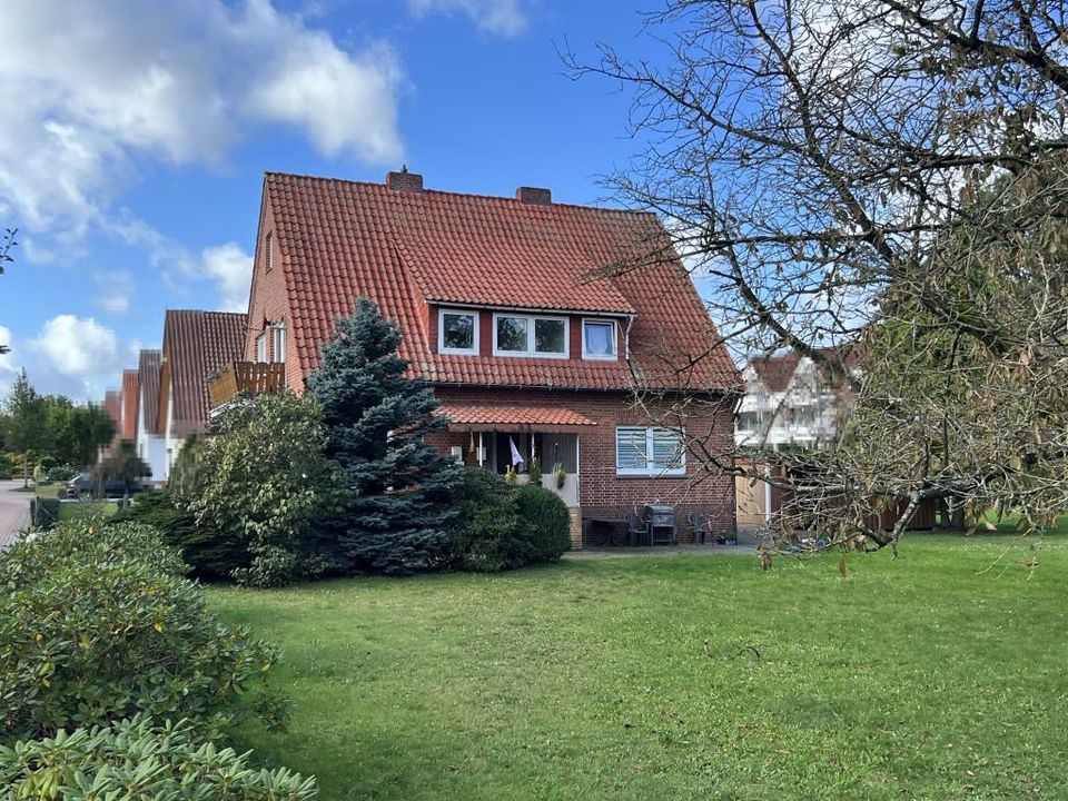 Sehr solides Zweifamilienhaus mit Einliegerwohnung, Vollkeller, Doppelgarage & tollem Grundstück! in Harpstedt