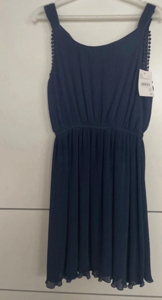 Blaues kurzes Kleid in Leimen