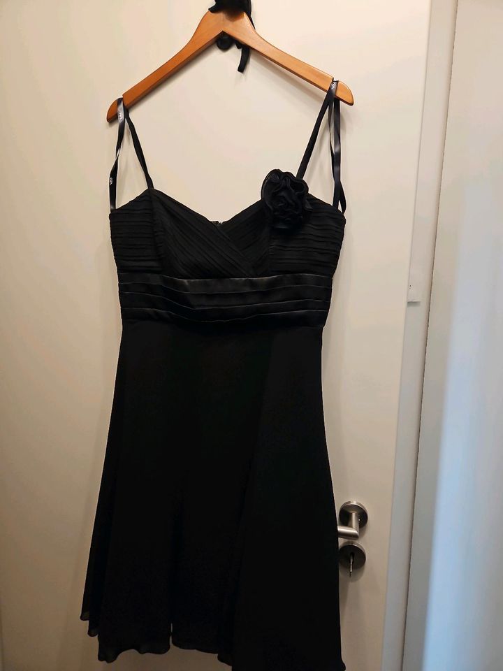 kurzes schwarzes Kleid in Thuine