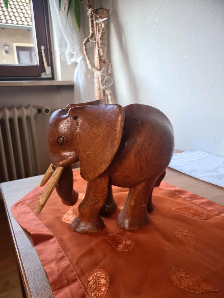Holzelefant,  asiatische Handwerkskunst in Lehre