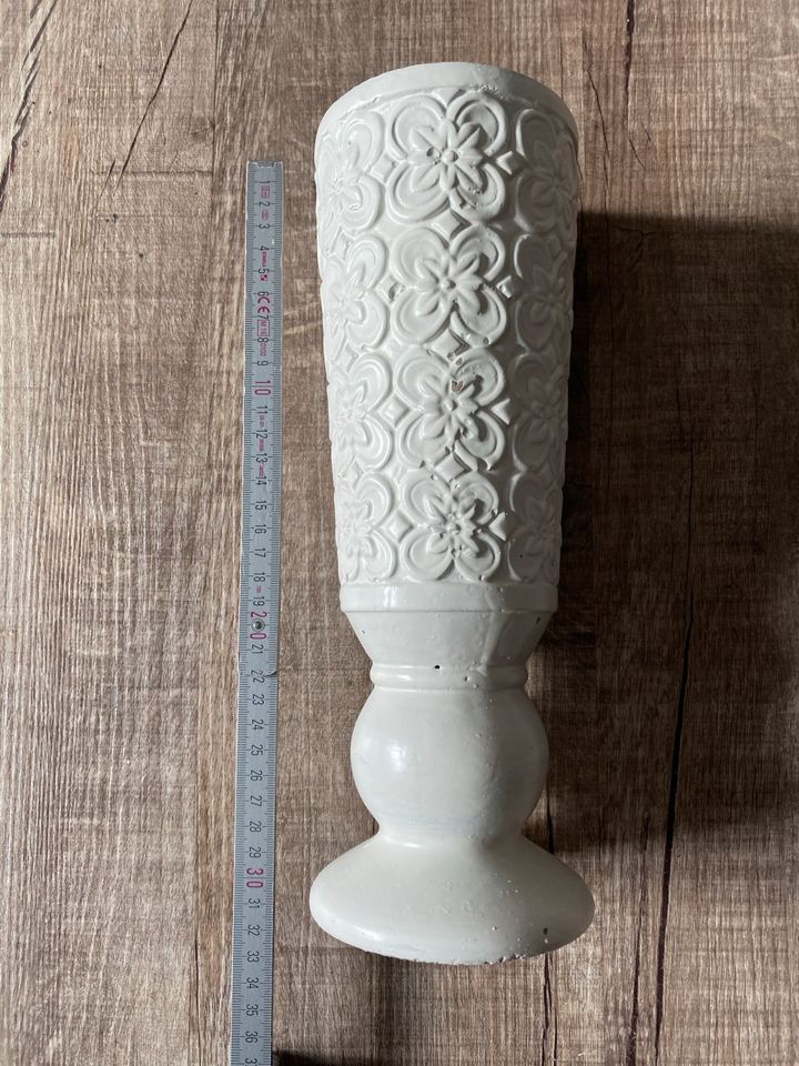 Steingutvase mit Blütnornamenten, 30 cm hoch in Schönberg (Holstein)