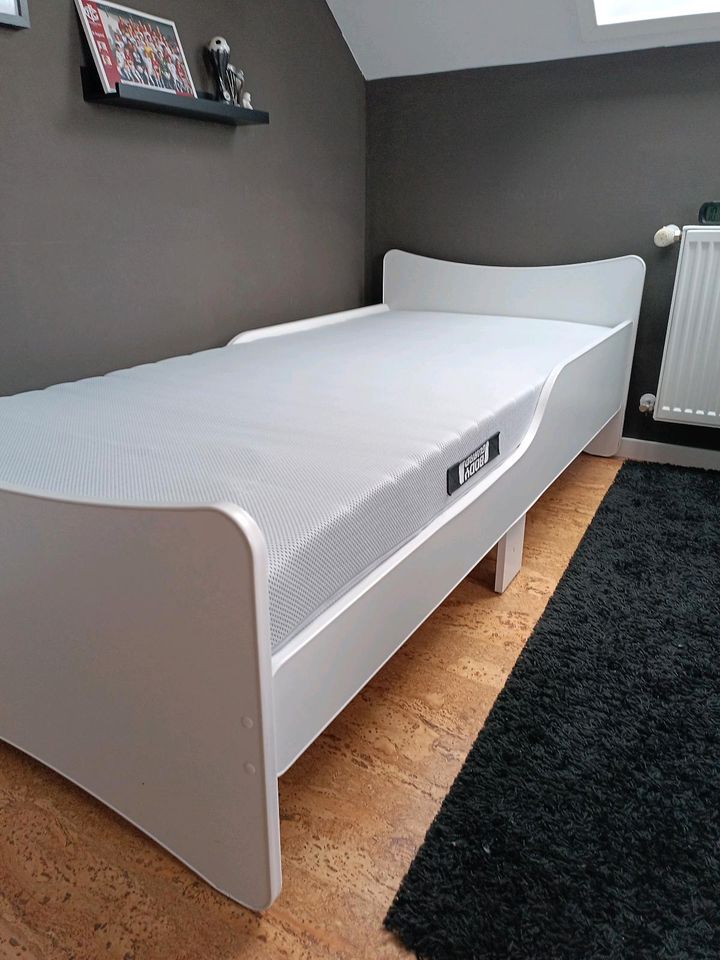 Jugend-Bett mit Matratze in Hambrücken