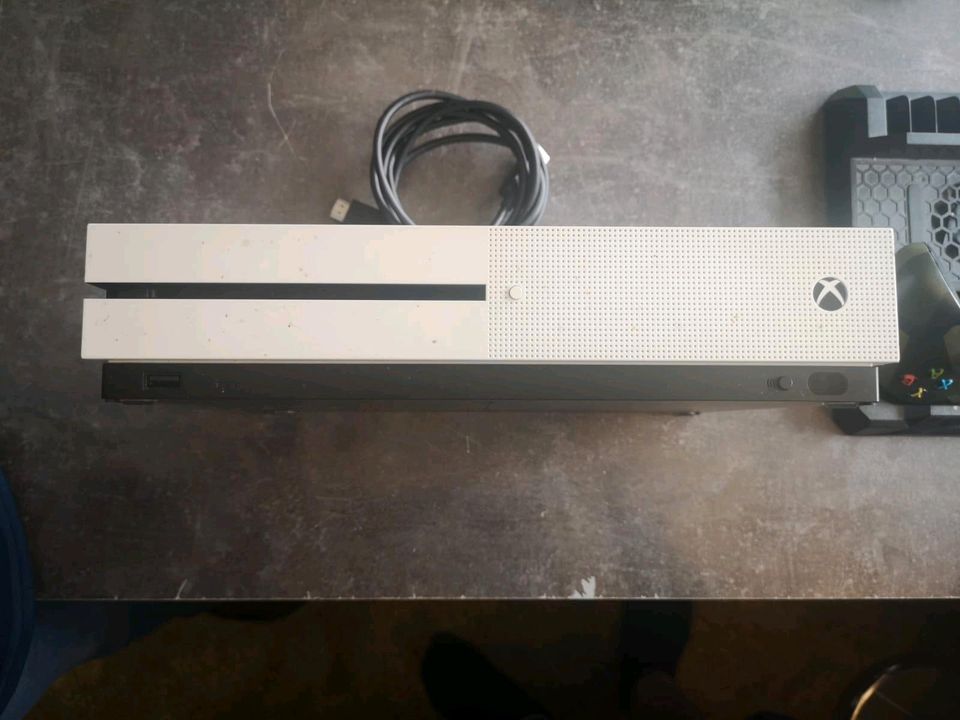 Xbox one s 1TB Laufwerk 3 Controller 5Spiele Ladestation in Weiterstadt