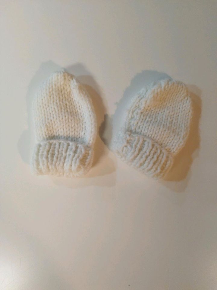 Babyhandschuhe verschiedene Größen je paar 1 Euro in Beedenbostel