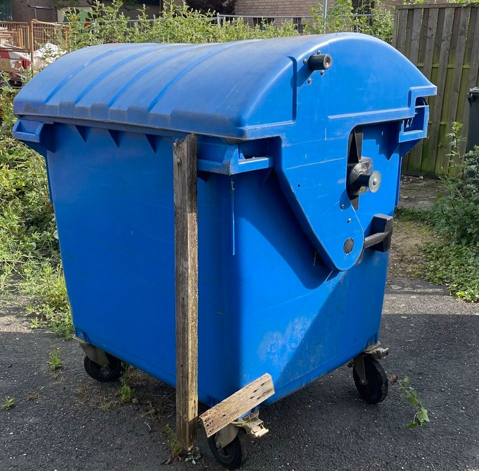 Mülltonne 1100l 2x  gebraucht blau und schwarz Abfalltonne in Bad Nauheim