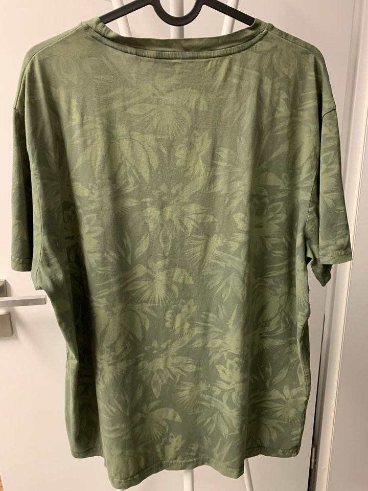 C&A Angelo Litrico T-Shirt olivgrün mit Palmenmuster Gr. XL in Velbert