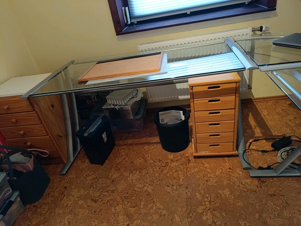 Schreibtisch mit Glas in Plön 