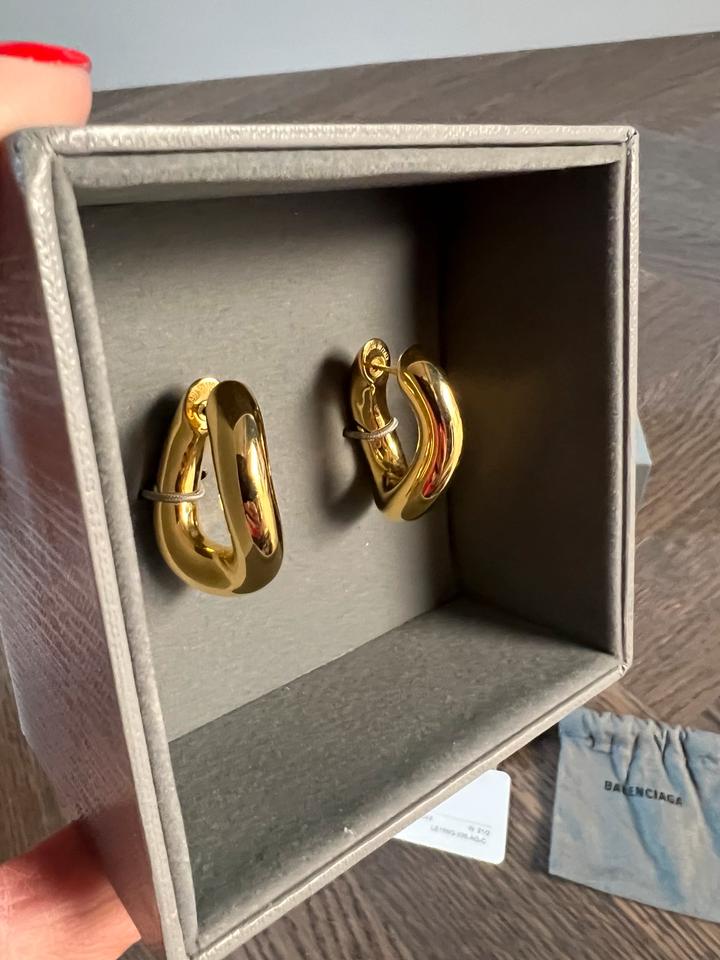 BALENCIAGA Loop Ohrringe Gold; leicht twisted; im Shop online in Düsseldorf