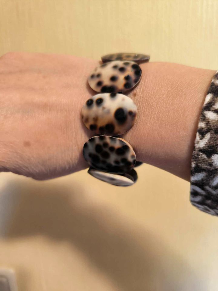 Armband elastisch Holz Perlmutt Leopard Motiv Armreif D.7,5 x B. in Koblenz