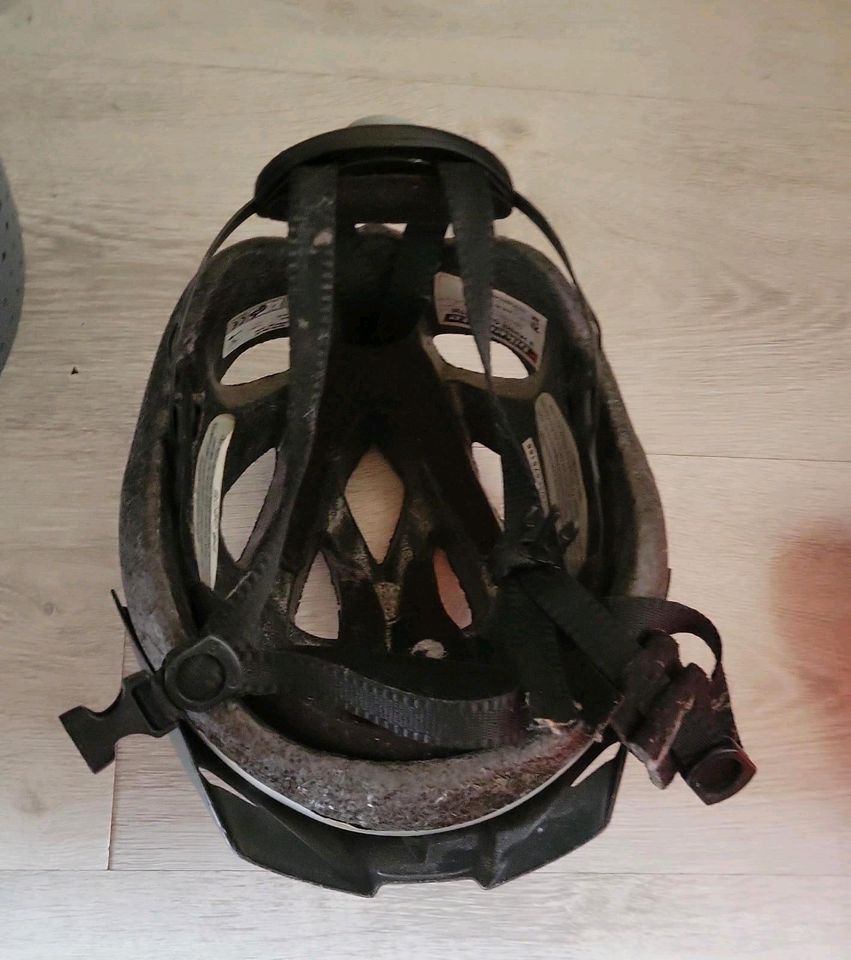 Fahrrad Helm in Illingen