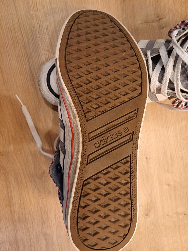 Adidas Chucks Sneaker / Größe 42,5 / guter Zustand in Kirchen (Sieg)